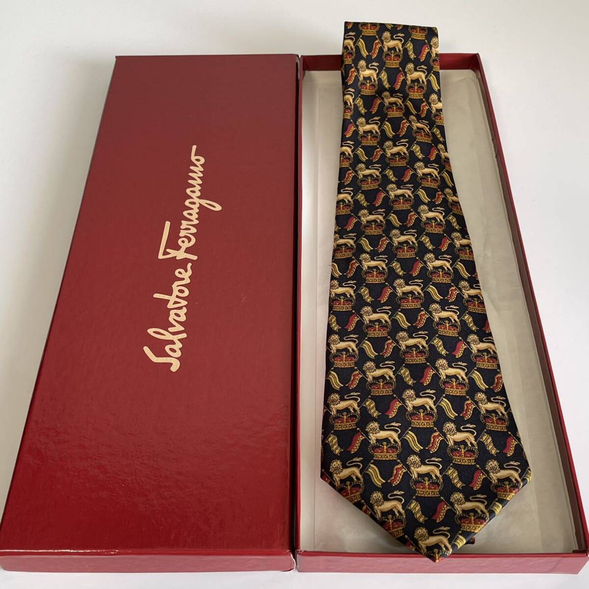 Salvatore Ferragamo(サルヴァトーレフェラガモ) ライオン旗王冠ネクタイ拍卖