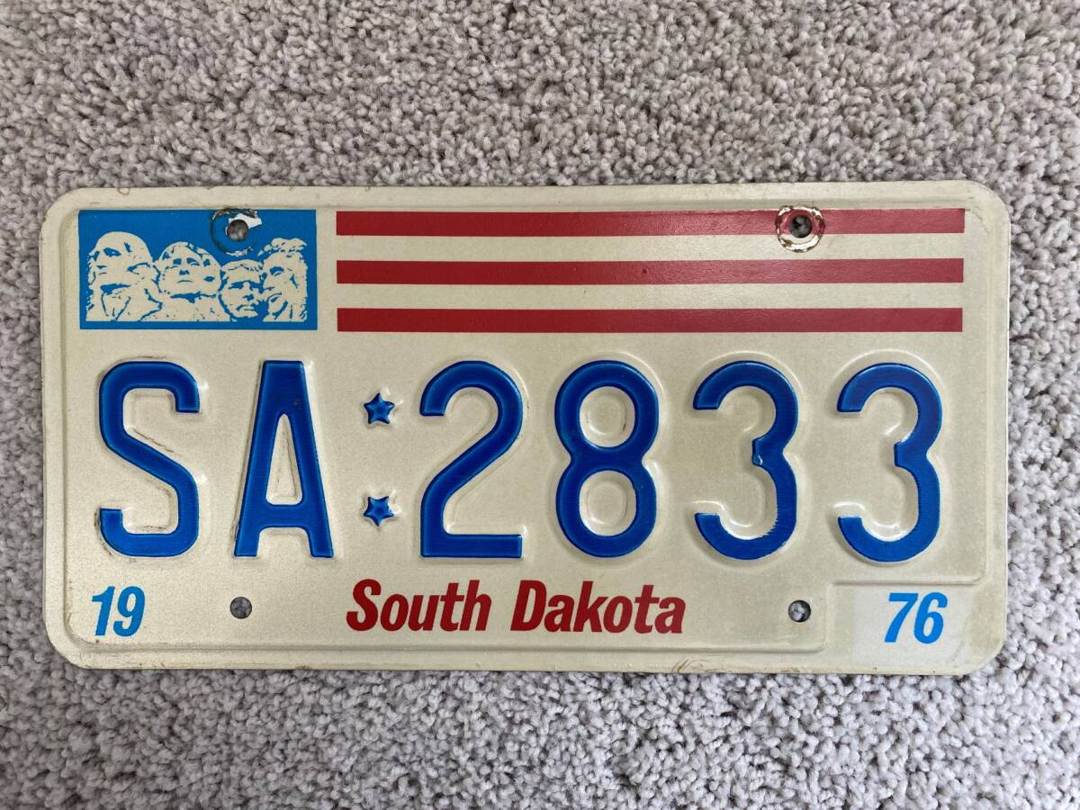 ◇ アメリカ ★建国200年記念★4人の大統領★ サウスダコタ州 発行 South Dakota ナンバープレート (SA 2833)拍卖