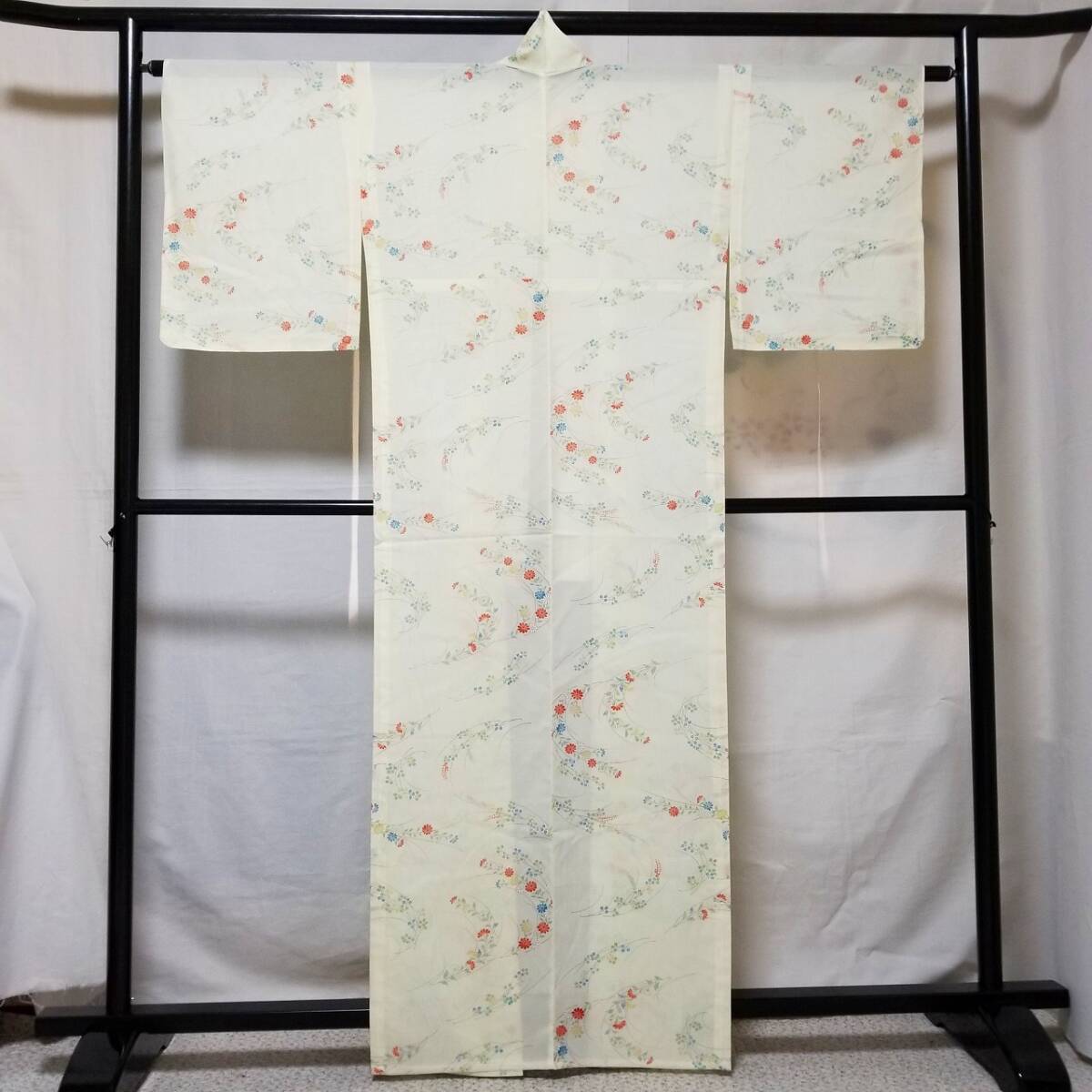 【桐徳】夏絽小紋☆送料無料*菊花.藤.萩*未使用品*美品{高級.化繊地*絽地*小紋}*丸洗い可*身丈164-裄64*鳥の子色地*菊花.藤.萩*№6529拍卖