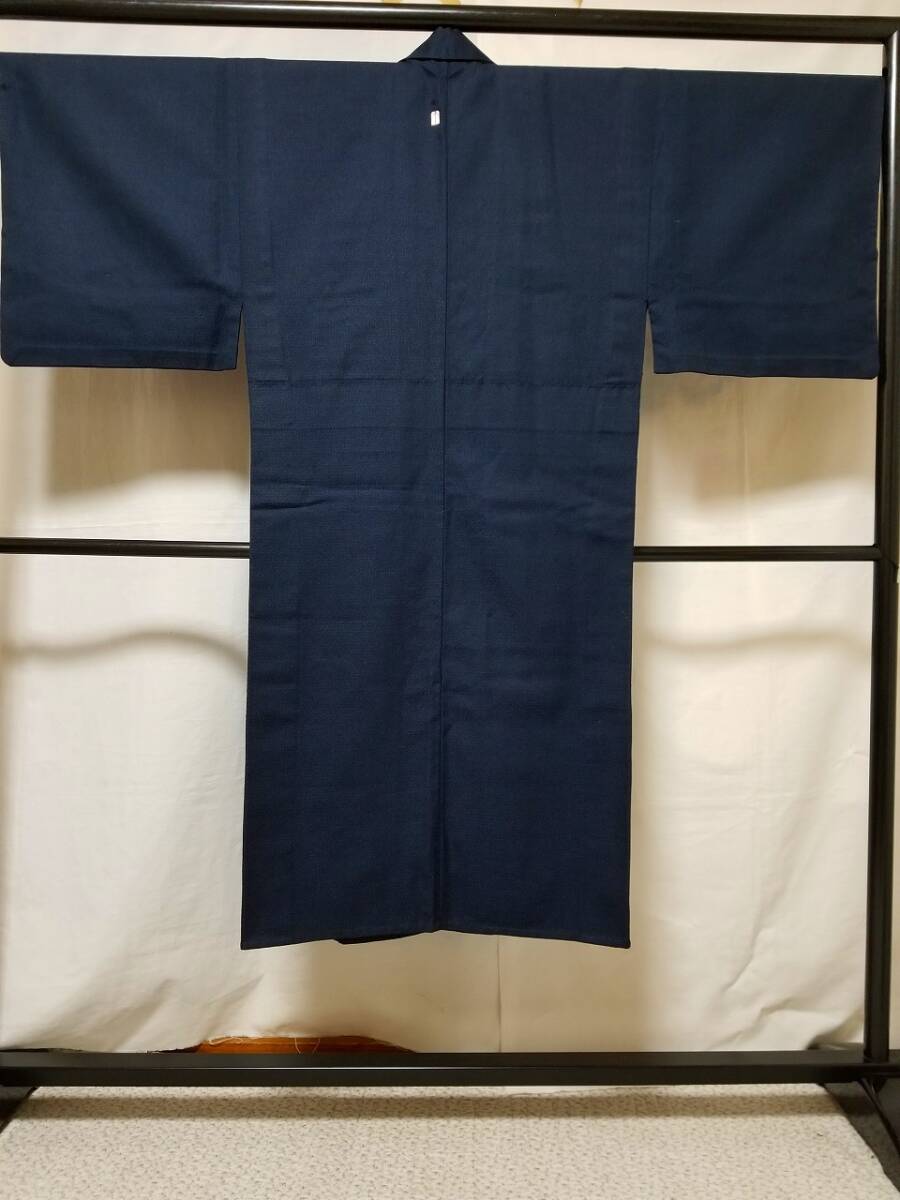 【桐徳】紳士物☆ウ-ル着物*S寸*未使用品*特値*訳有品{西陣織*ウ-ル*単衣着物}*S寸*丈133-裄68*黒地に赤茶色と藍色糸での亀甲織*№6513拍卖