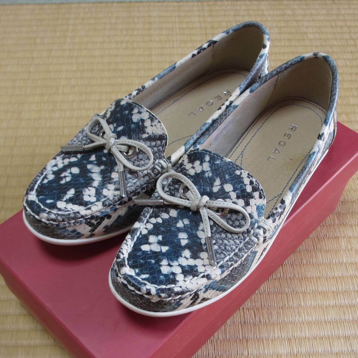 美品 REGAL レザー ローファー 22cm スネーク ヘビ革 型押し ブルー ホワイト拍卖