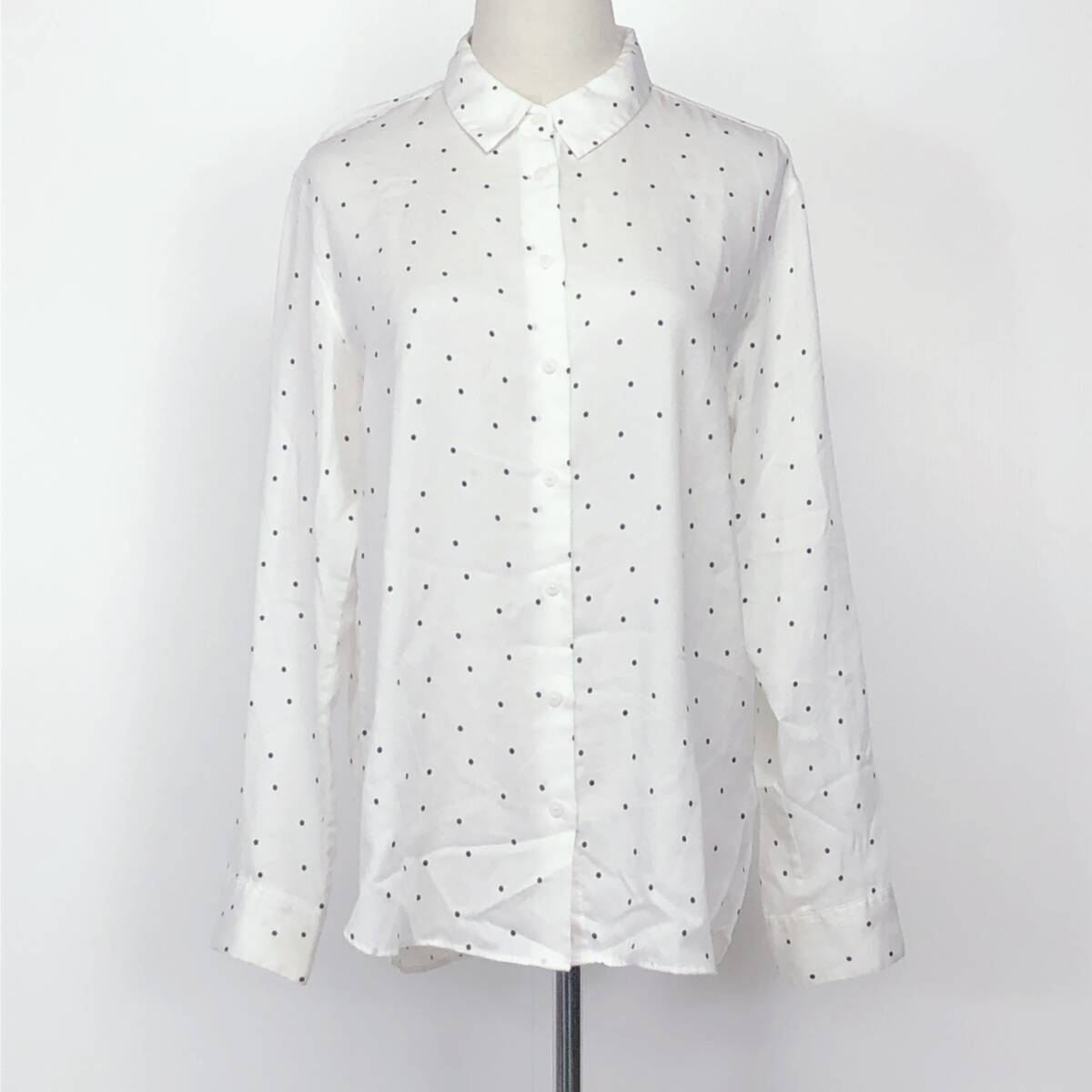 Y0971 UNIQLO レディーストップスブラウス 長袖 薄手 4つ穴ボタン 予備ボタン付 Lサイズ ホワイト 白 ドット 水玉 シンプル おしゃれ 春夏拍卖