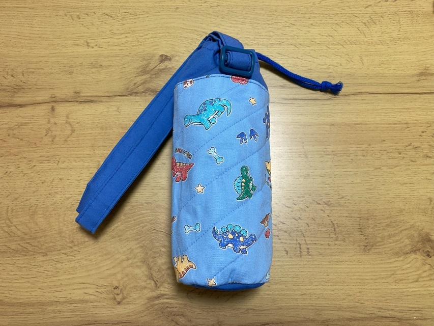 ハンドメイド☆肩掛けペットボトルケース カバー水筒(1) ☆ 500ml・水色・恐竜拍卖