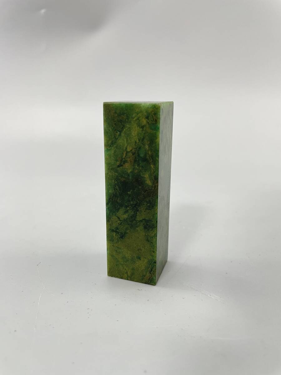 広東緑 本体サイズ約2.1x2x7㎝ 88g 凍石 箱付き 美材 書道 篆刻 石材 印材 印章 B拍卖