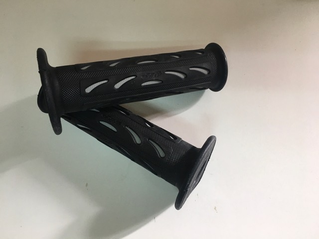 新品■PROGRIP #724OP■MADE IN ITALY■ブラック/グレー・22/25・エンド貫通・L=22×120mm R=25×120mm■振動吸収ゲル付拍卖