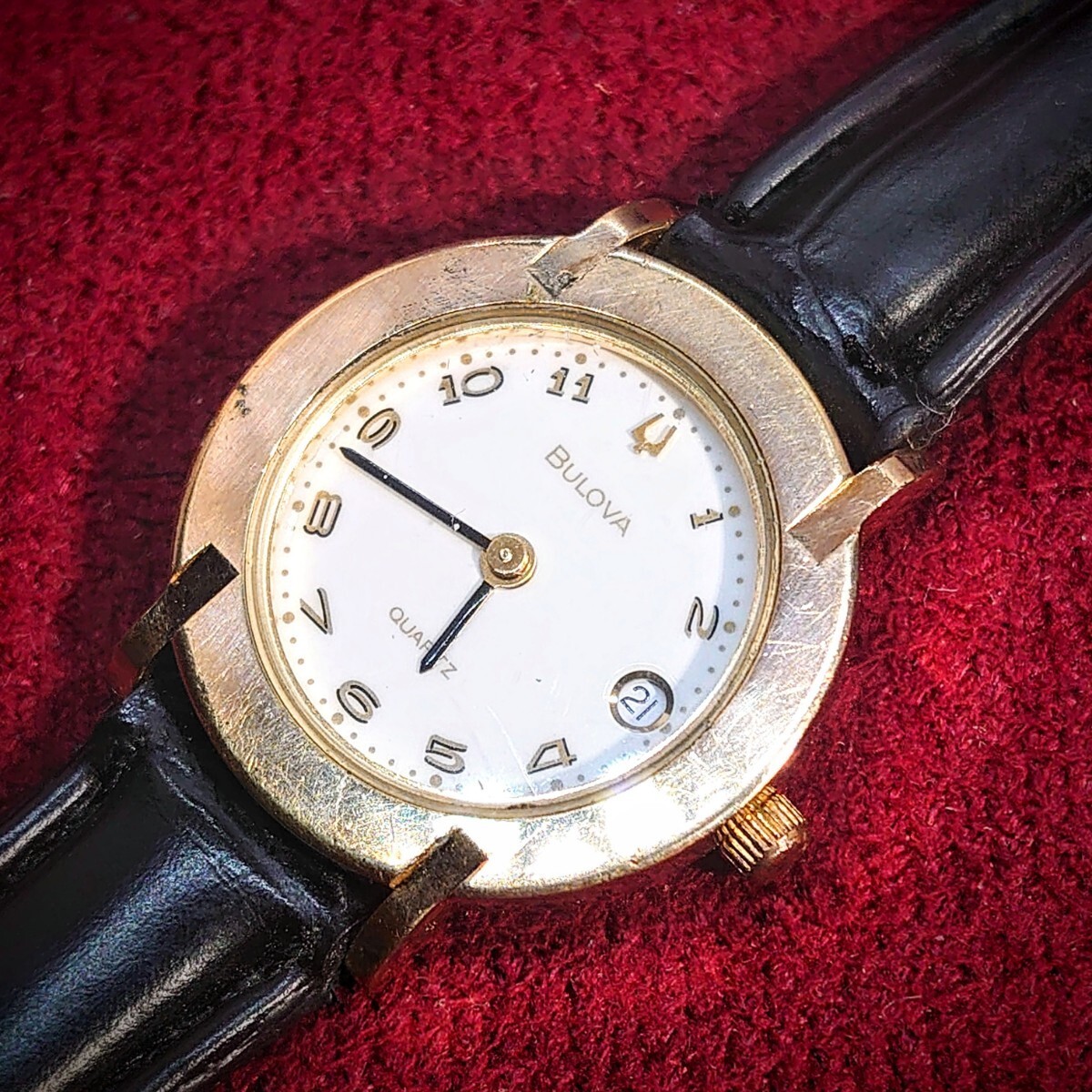 473【電池交換済】BROBA 1A15L レディース腕時計 ブローバ アナログ2針デイトウォッチ ゴールド×白文字盤 音叉マーク拍卖