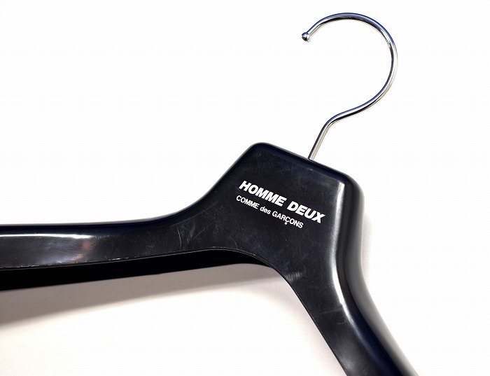 COMME des GARCONS HOMME DEUX(コムデギャルソンオムドゥ)LOGO HANGER プラスチック ロゴ ハンガー ジャケット ブルゾン スーツ などに拍卖