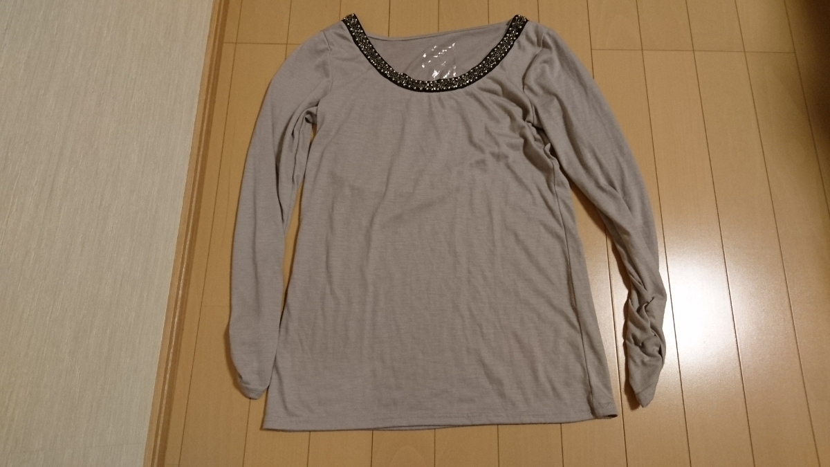 アズノウアズASKNOWAS ビジュー付きカットソーサイズ表記なし 肩幅36脇下84丈58センチ 拍卖