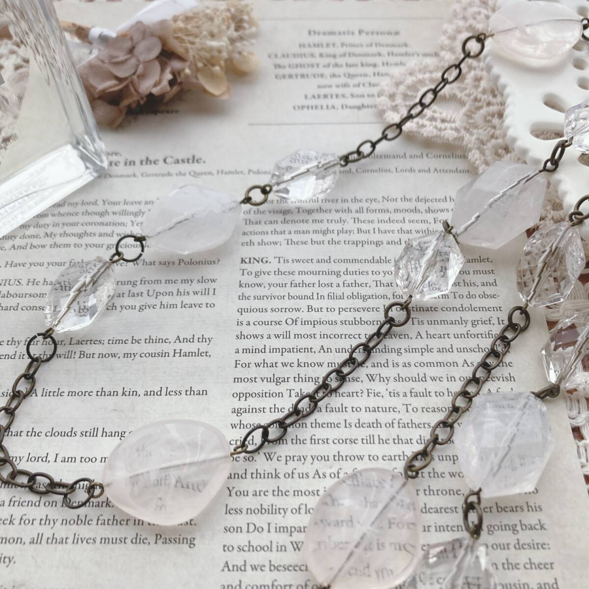 ロングネックレス 大粒アクリルビーズ クリスタル ホワイト 金古美調 未使用☆Vintage jewelry accessories k0269拍卖