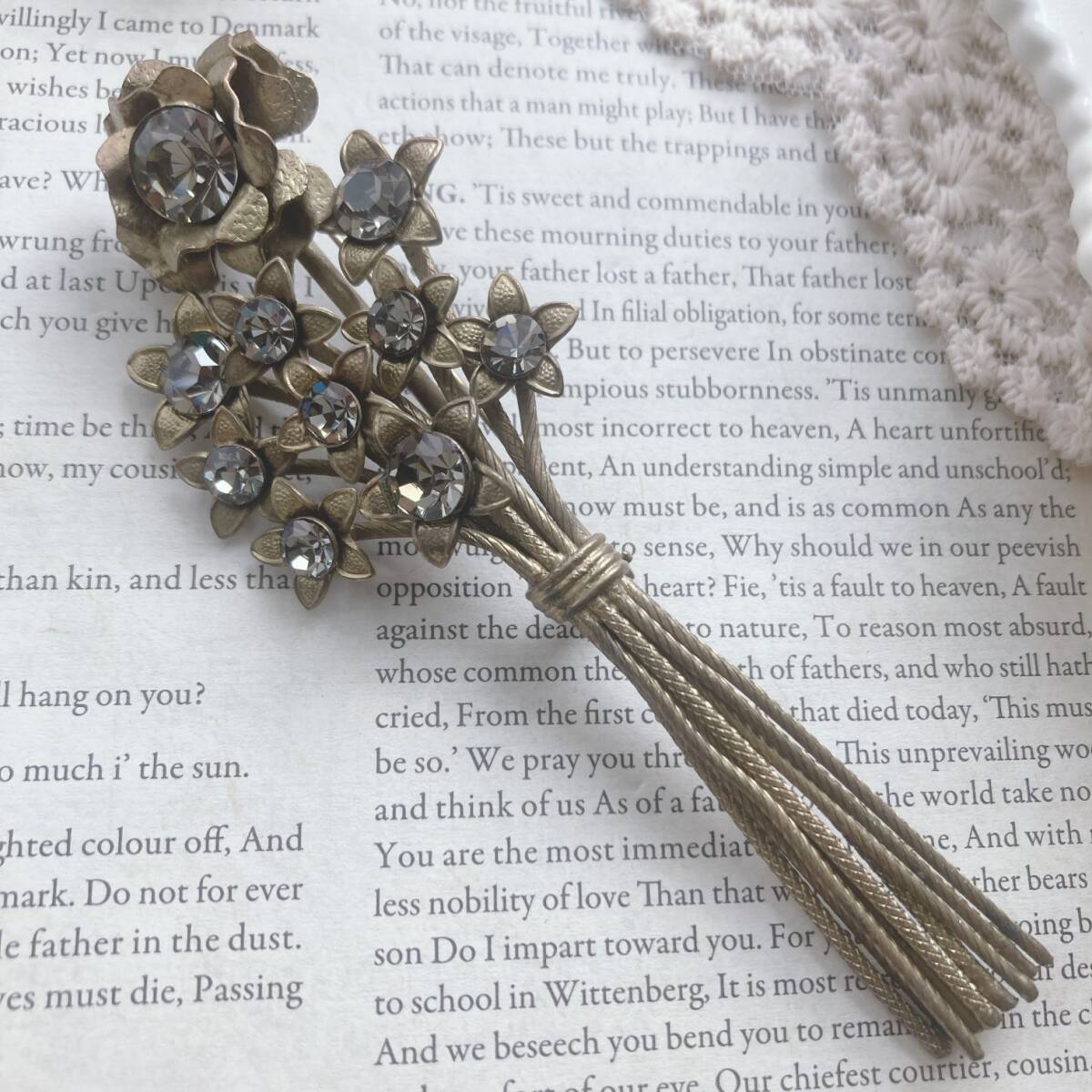 ヴィンテージブローチ 花束 ダーク系ストーン フラワー 金古美☆japan Vintage jewelry accessories k0370拍卖