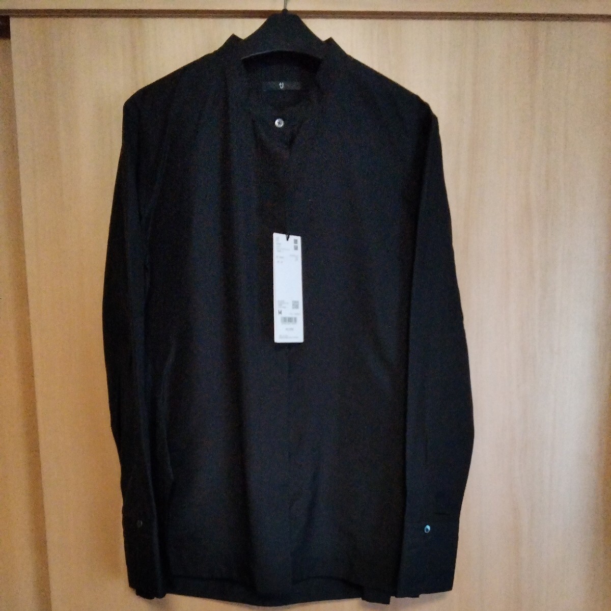 未使用タグ付き ユニクロ +J シルクスタンドカラーシャツ 黒拍卖