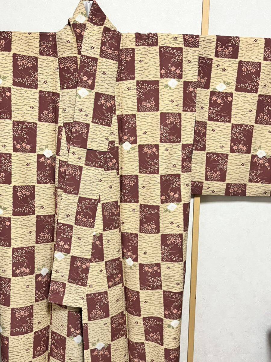 中古:ベージュ X くすんだ小豆色に花の柄の着物拍卖