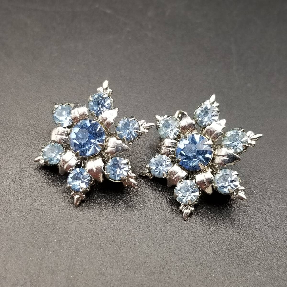 1980s 雪の結晶 フラワー モチーフ ライトブルー ストーン 2個セット エレガント 上品 ヴィンテージ ブローチ ジュエリー 輸入 14Y-U拍卖