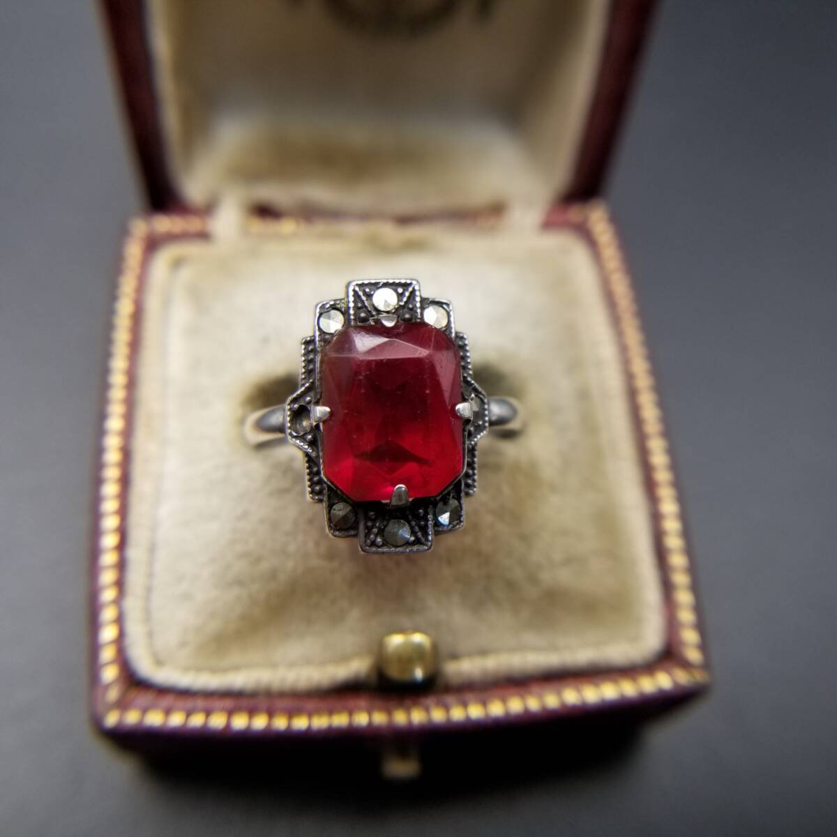 50's UNCAS社製 赤いガラス 印象的 925 シルバー ヴィンテージ リング マーカサイト装飾 アールデコ 銀 指輪 Made In USA Y15-N拍卖