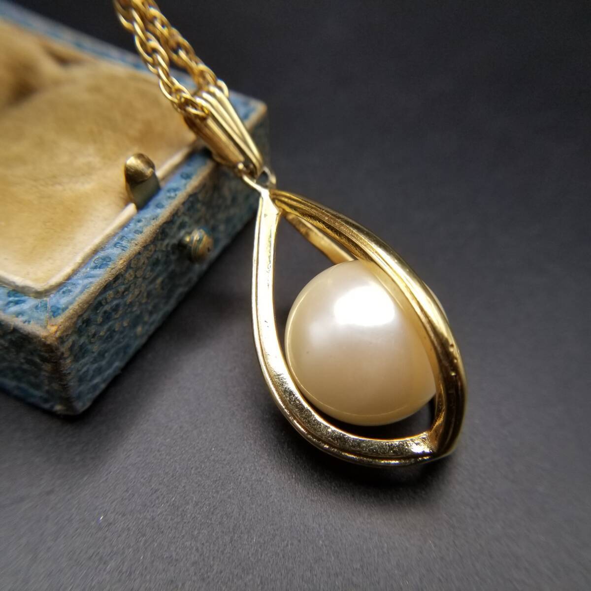 AVON モダンデザイン 大粒ホワイトパール ヴィンテージ ロングネックレス ペンダント 雫チャーム 上品 存在感ゴールドトーン Y15-O拍卖