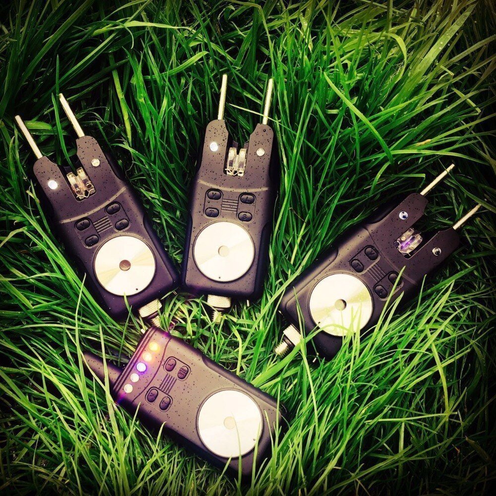 鯉釣りデジタルワイヤレスバイトアラーム4 + 1セット電池警告電子魚ストライクロッドチップEVAバッグ拍卖