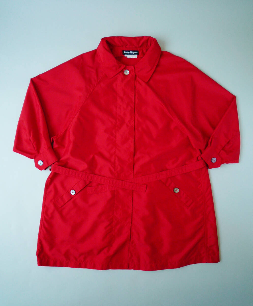 サルヴァトーレ フェラガモ Salvatore Ferragamo ショートトレンチコート レッド コンパクトに収納可 9414拍卖