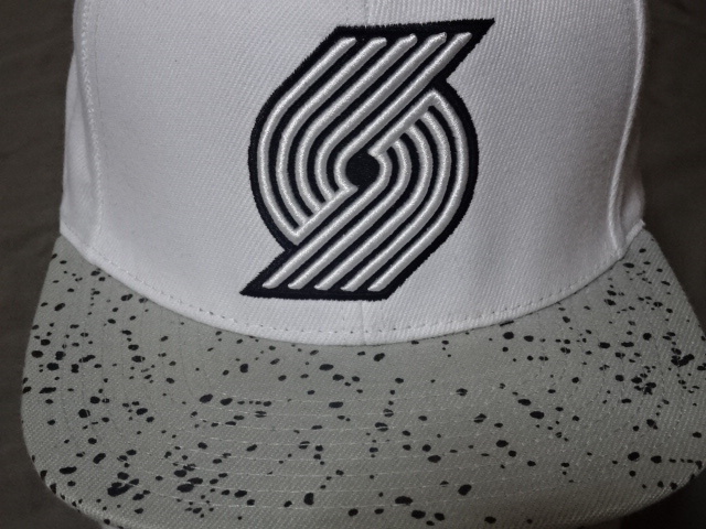 USA購入 激レア【Mitchell & Ness】製 NBA ポートランド トレイルブレイザーズ【Portland TrailBlazers】ロゴ刺繍入りキャップ 白 x 灰拍卖