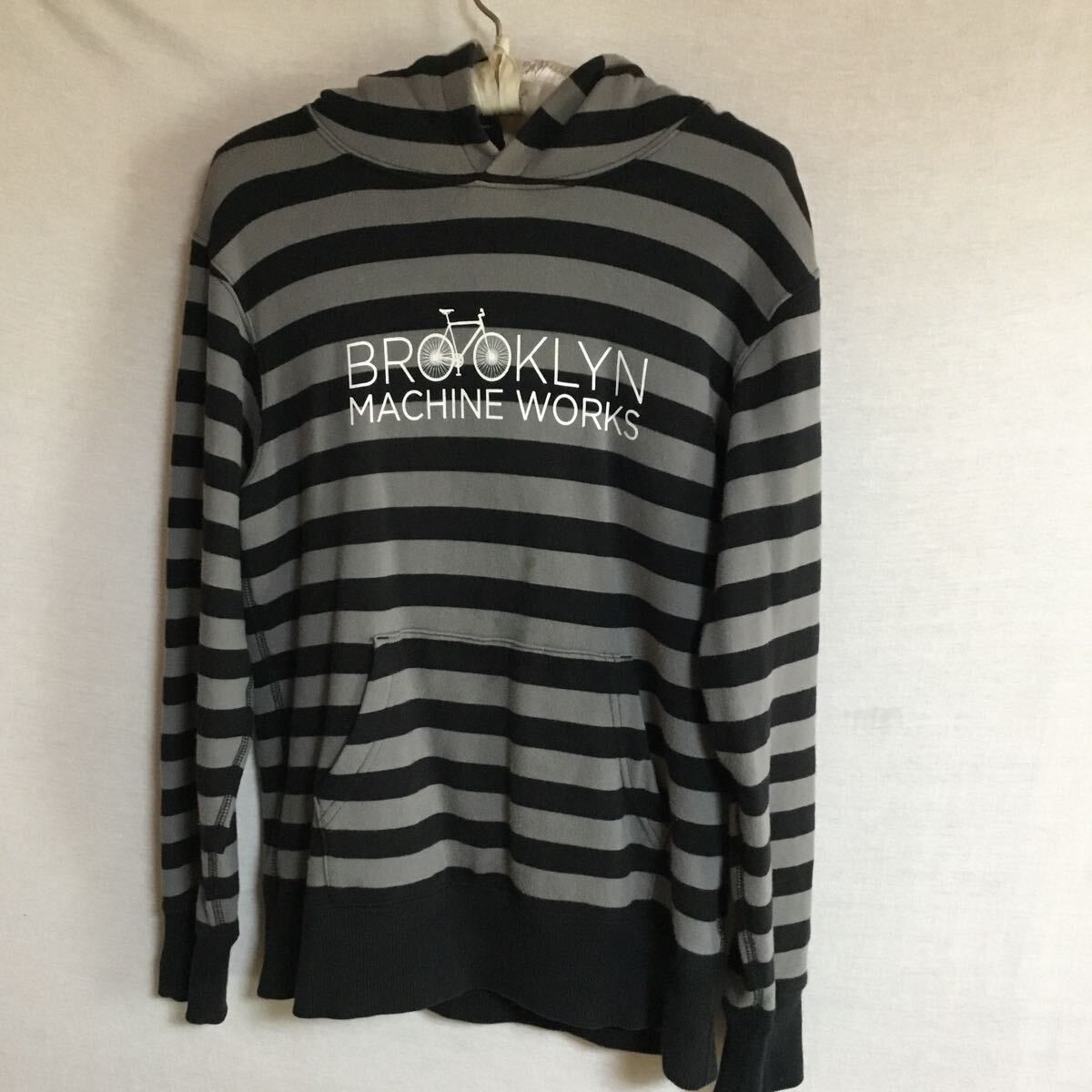 送料185円可 ブルックリンマシンワークス×ユニクロ UT×BROOKLYN MACHINE WORKS フーディ スウェット パーカー プルオーバー メンズS size拍卖