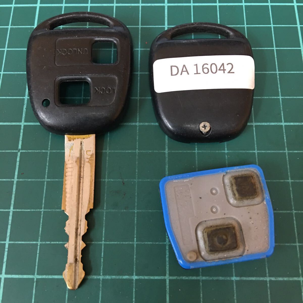 DA16042 点灯あり ダイハツ 純正 キーレス 青枠 2ボタン 赤ランプ タント ムーヴ ハイゼット ミラ エッセ アトレー拍卖