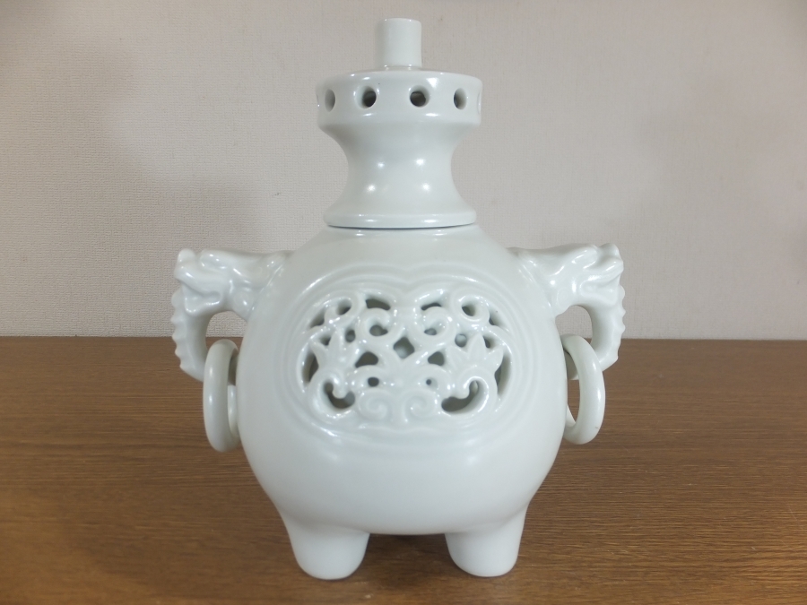 ◎【真作保証】 小笠原長春 自作 白磁二重透獣耳遊環香炉 大川内焼 日本工芸会 長春青磁陶窯 佐賀県陶芸協会 コレクター放出品 佐賀県拍卖