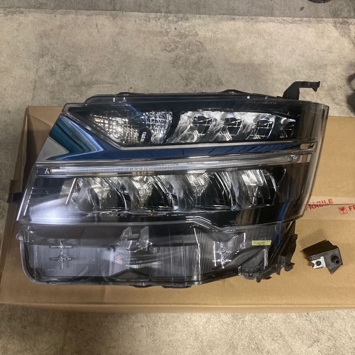 ダイハツ ムーブ ムーヴ ムーブカスタム 後期 LA150 LED ヘッドライト左 美品 ステー折れ1箇所 欠片あり 印字B KOITO 100-69068 095拍卖