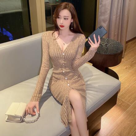 上質 韓国風セクシー Vネック ボタン付 スリット入 リブニット素材*ひざ丈ロングワンピース*ブラウンベージュM拍卖