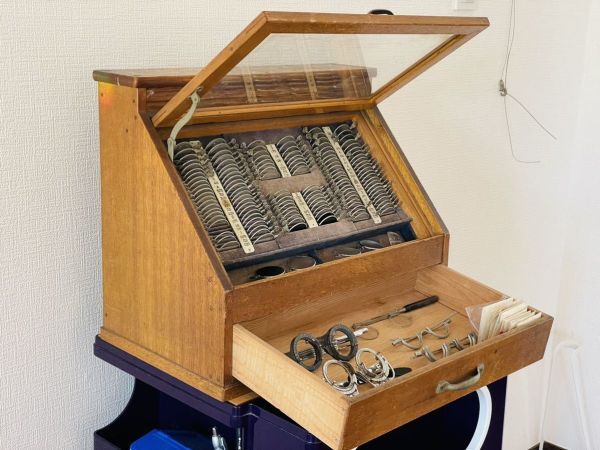 【視力検査の木製ガラスケース】検眼セット 木製ケース 引出し付 レンズ130枚以上 コレクションケース インダストリアル 什器 現状品拍卖