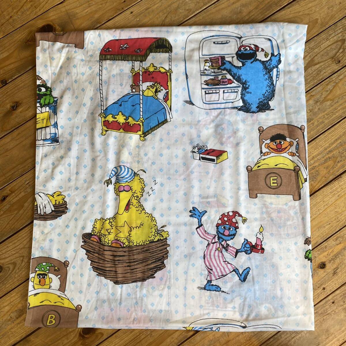 USA ヴィンテージ セサミストリート ベッドシーツ キャラクター エルモ クッキーモンスター リメイク生地 ボックスシーツ 総柄 B1908拍卖