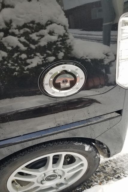 ダイハツ ウエイク 取付例あり フューエルリッドアルミステッカー丸型 給油口カバー 車 自動車 シール 汎用 ガーニッシュ パネル拍卖