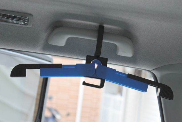 愛車に必携スーツなどの収納にカラフル折りたたみ式ハンガー 車内のドレスアップに!効果抜群 お手軽カー用品 カーアクセサリー 便利グッズ拍卖