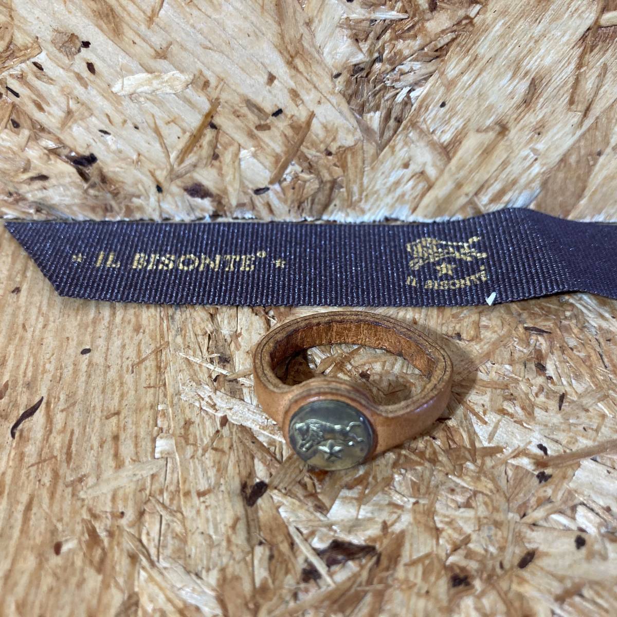 IL BISONTE レザー リング 指輪 ペンダントトップ リボン ②拍卖