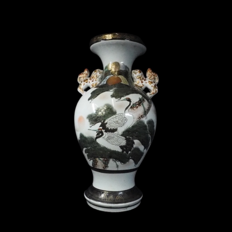 力強い印象の図柄が魅力の逸品!昭和期ビンテージ 九谷焼 青粒手 金襴手松上双鶴紋獅子耳壺 在銘 九谷造 金彩 色絵 花瓶 花入 HEI604拍卖