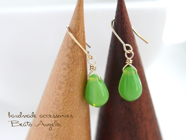 ■+angelo+K14GF チェコドロップのプチピアス(p-374)ミルキーペリドット 一粒 シンプル グリーン チタン 樹脂 イヤリング拍卖