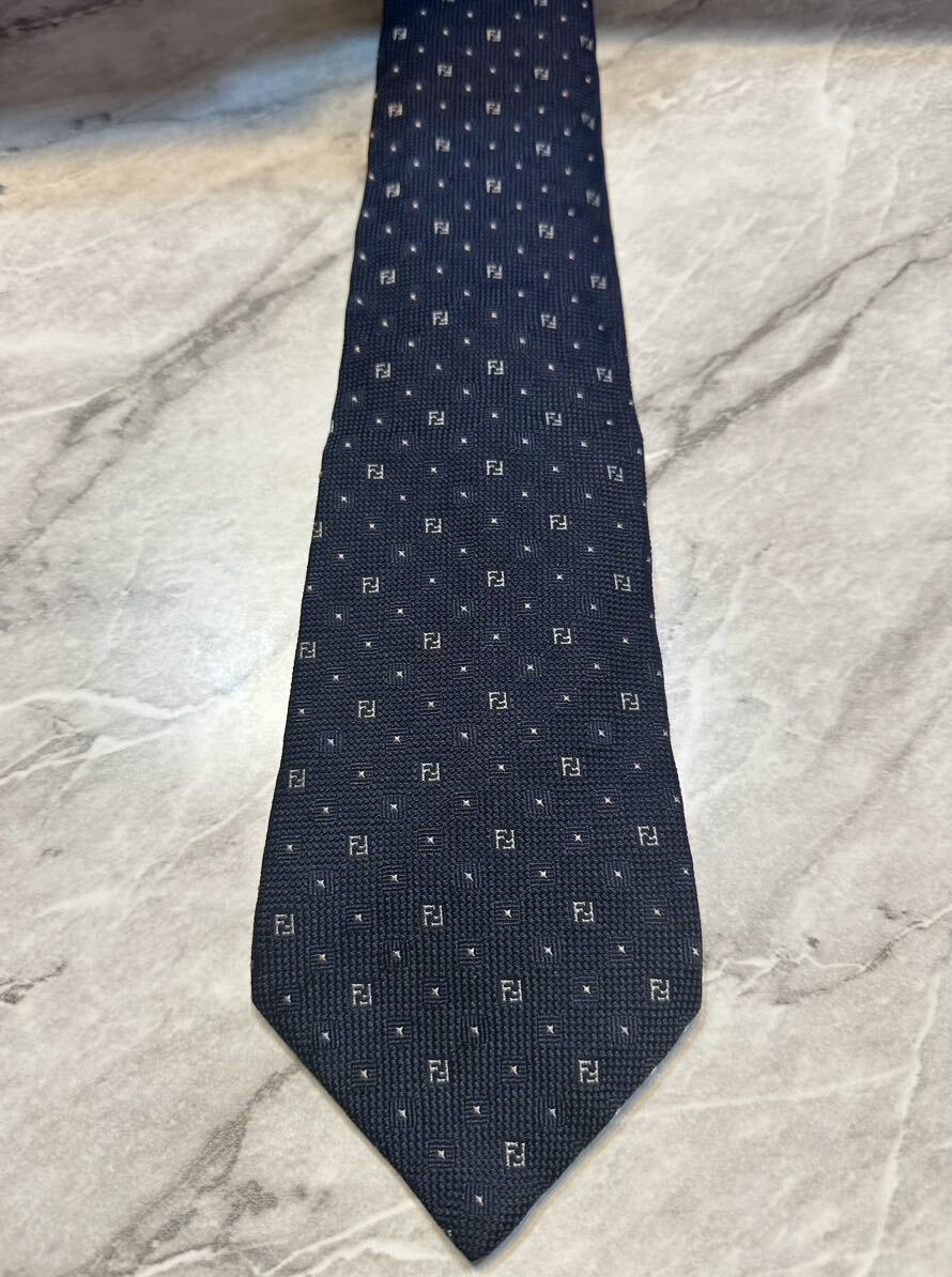 FENDI フェンディ ズッカ柄 刺繍 シルク100% ネクタイ イタリア製 ネイビー拍卖
