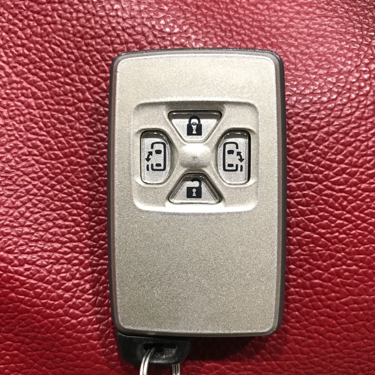 トヨタ ヴォクシー 4ボタン スマートキー 両側スライドドア用 中古品!⑤拍卖