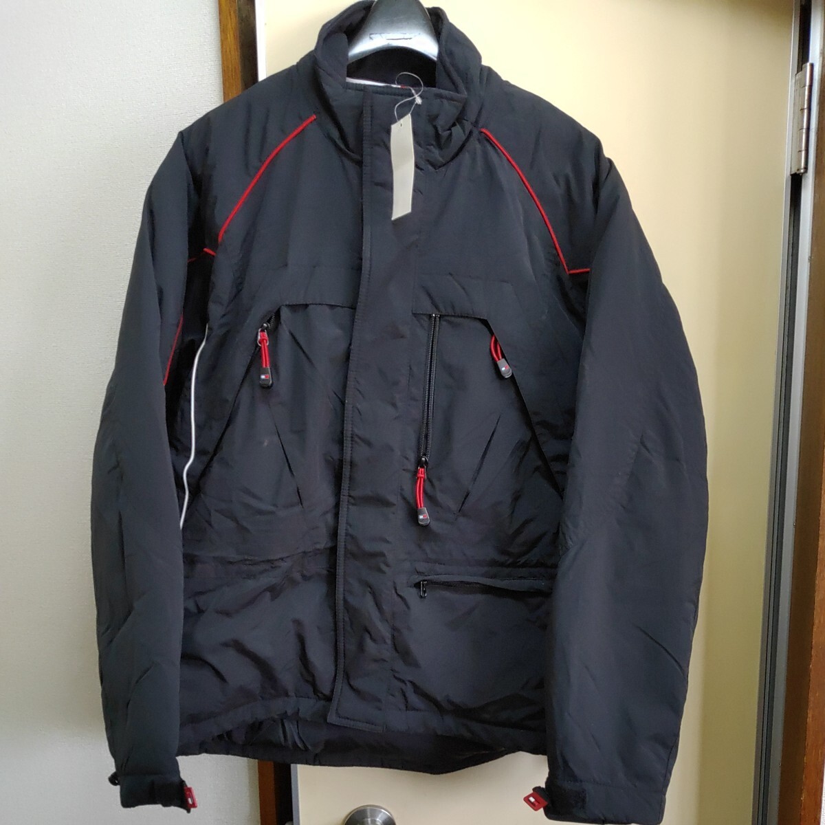 【タグ付き】tommy hilfiger トミー ジャケット コート ブラック 黒 アウトドア トレーニング メンズ Sサイズ 0426-C1-SA8拍卖
