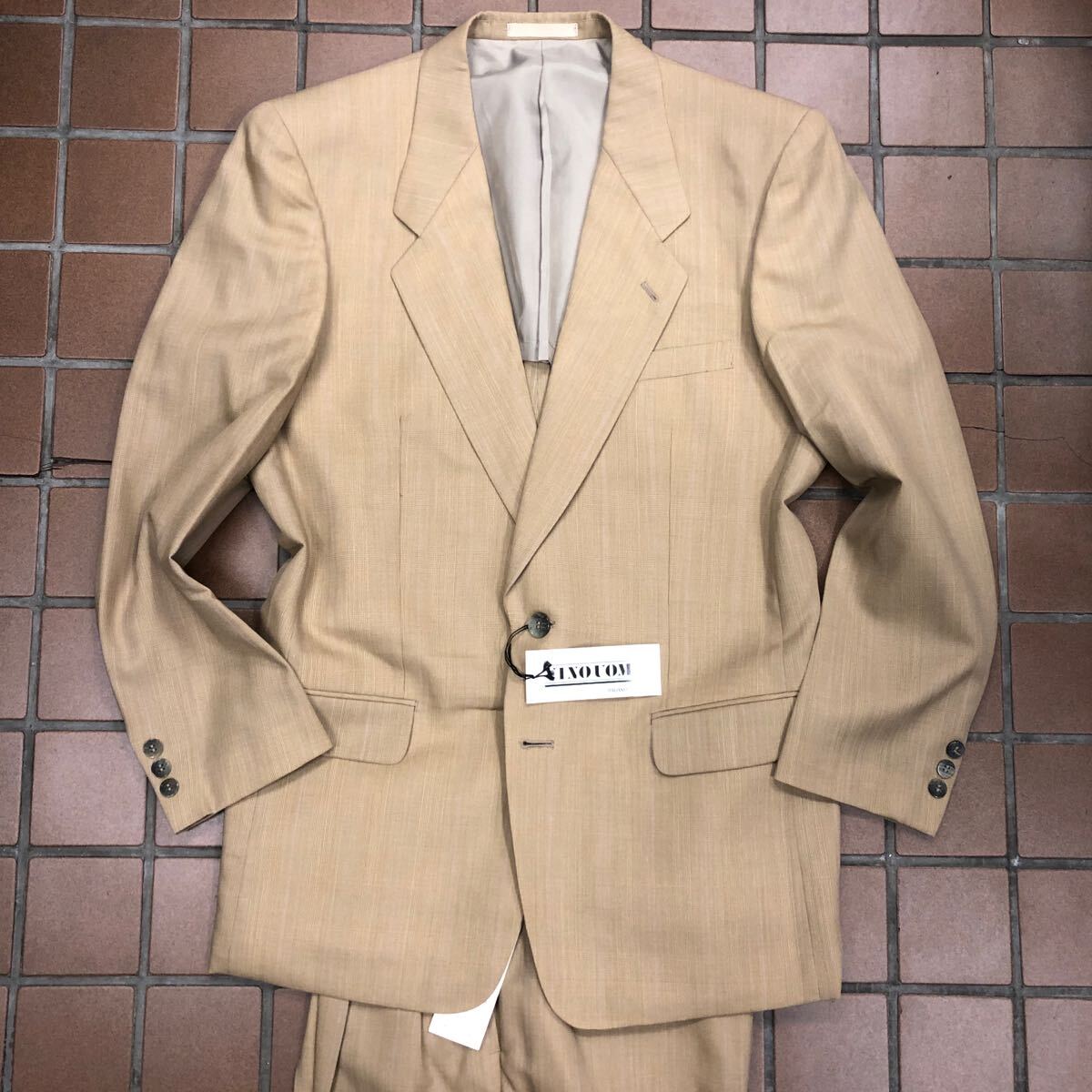 新品☆未使用【サイズY6 L★ヴィンテージ】2Bシングルスーツ クリーム系カラースーツ 背抜き ノーベンツ 2タック メンズスーツ 定価3.6万円拍卖