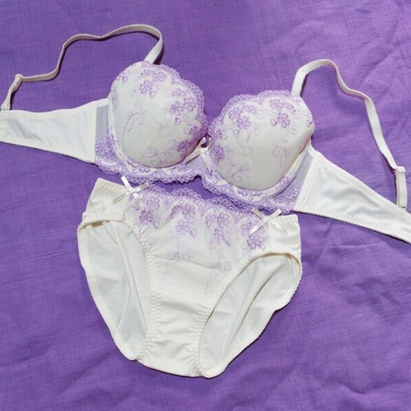 Lastトリンプ D75M 寄せ上げ お華の刺繍 ブラ&ショーツセット ラベンダー拍卖