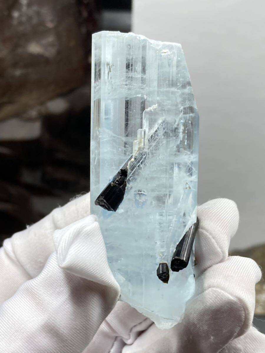 【秘蔵品】ブラックトルマリンが綺麗に内包 パキスタン産 アクアマリン 原石 約62g 磨きなし 0114拍卖
