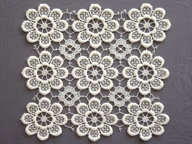 ●○ドイツ雑貨 ぷっくり花柄 9連モチーフレース 21cm×23cm○●レトロビンテージアンティークインテリア CL226拍卖