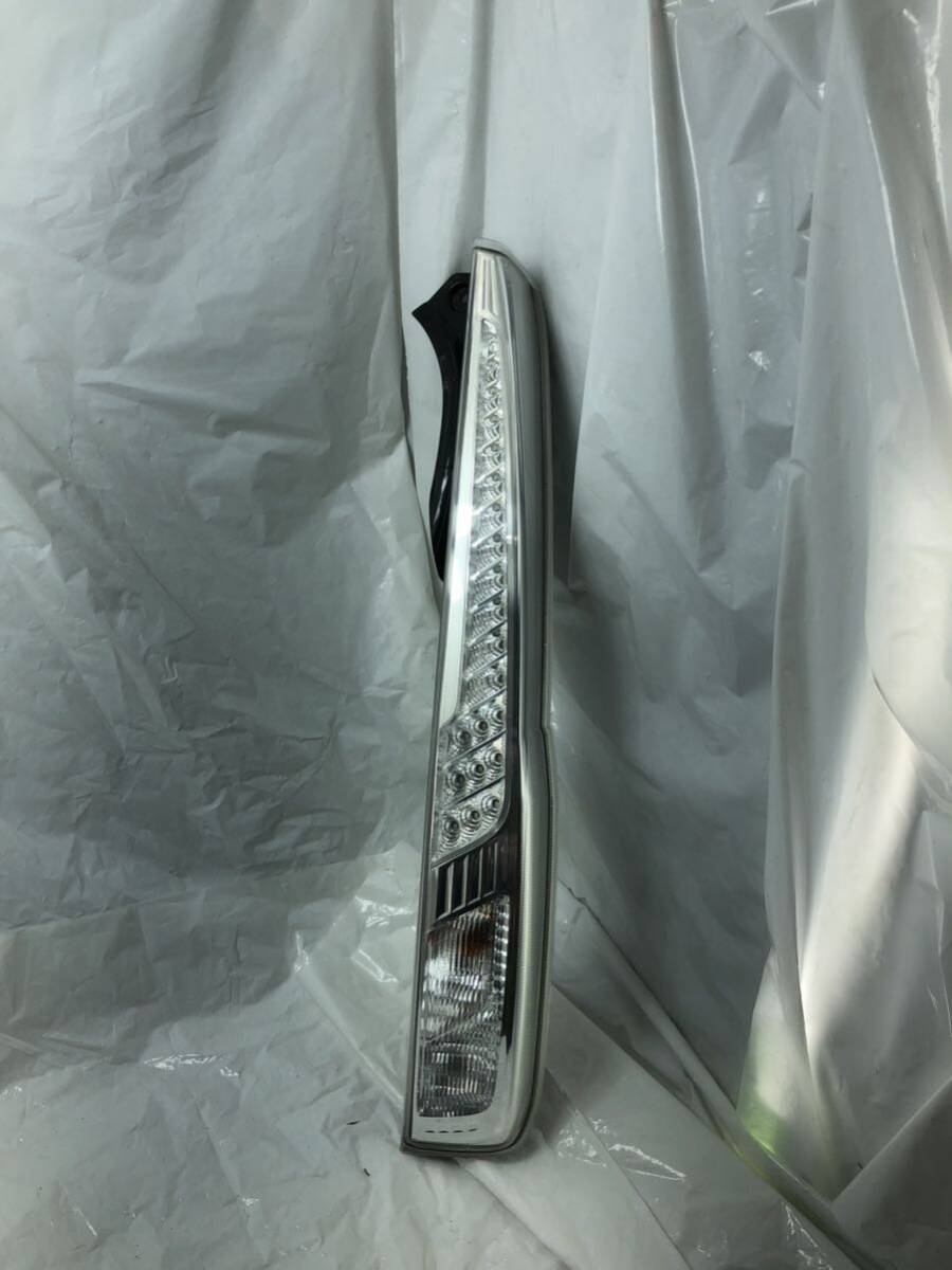 h3.114 ムーヴ LA100S 右テールランプ 220-51094 右側運転席側 テールライト 拍卖