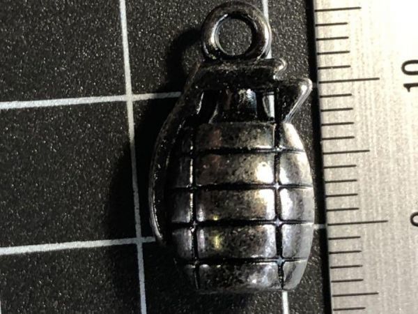 手榴弾形キーホルダー★ペンダント★ニッケル製拍卖