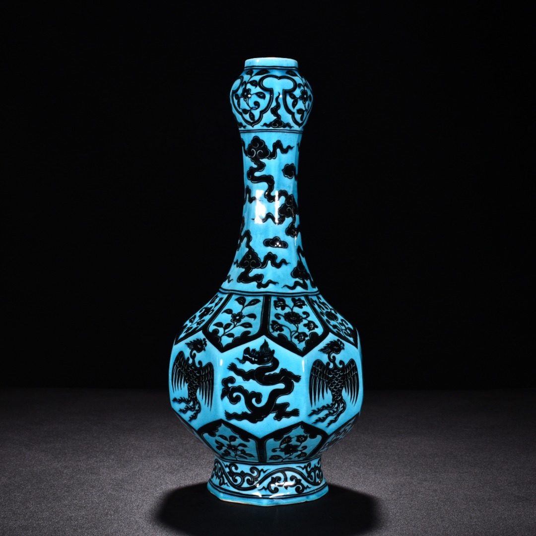 大明嘉靖年製款 孔雀藍釉 青花龍鳳紋蒜頭瓶 唐物 陶磁器 中国美術 工芸品 HB917拍卖