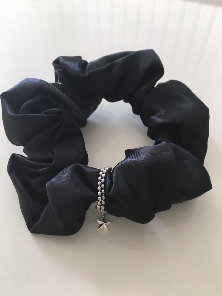 ハンドメイド★シュシュ 黒サテン チャーム スター 1 (846)値下げ拍卖