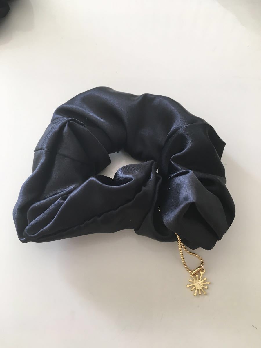 ハンドメイド★シュシュ 黒サテン チャーム ゴールド 星 4 (886)値下げ拍卖