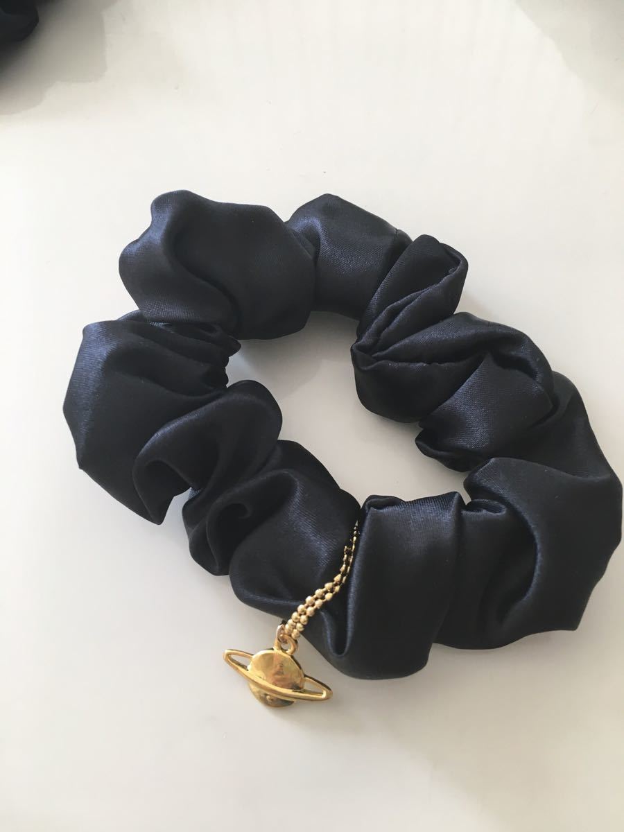ハンドメイド★シュシュ 黒サテン チャーム ゴールド 土星 1(891)値下げ拍卖