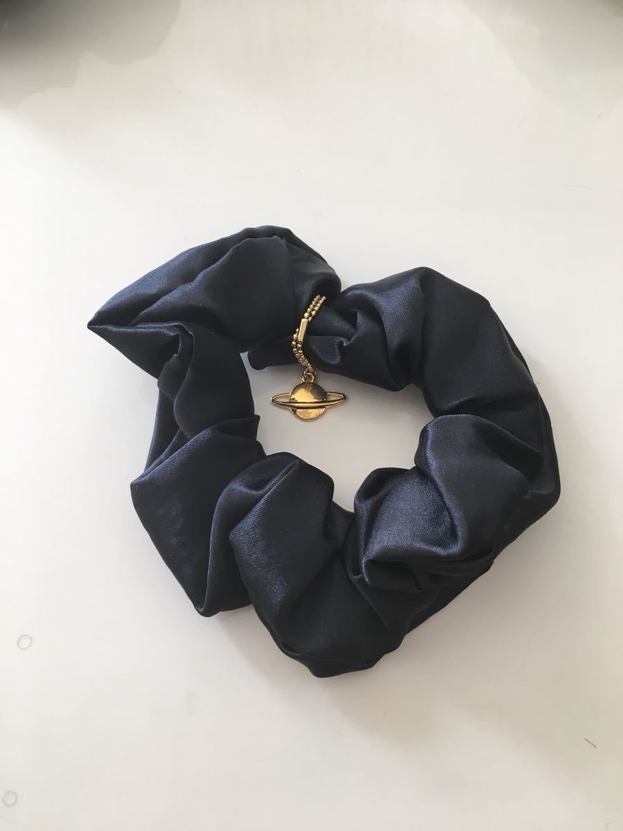 ハンドメイド★シュシュ 黒サテン チャーム ゴールド 土星 3 (896)値下げ拍卖