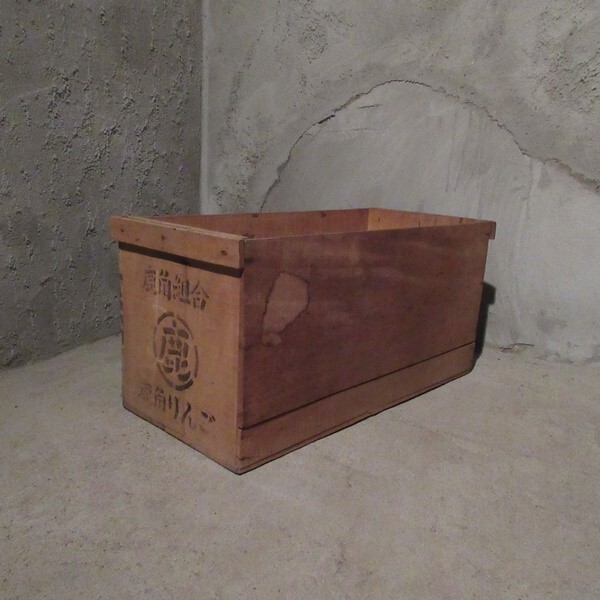 8374ka 木材の味わいを感じる木箱 りんご箱 箱 道具入れ 小物入れ diy リメイク 収納 ディスプレイ 古民家 カフェ 骨董 レトロ 店舗什器拍卖