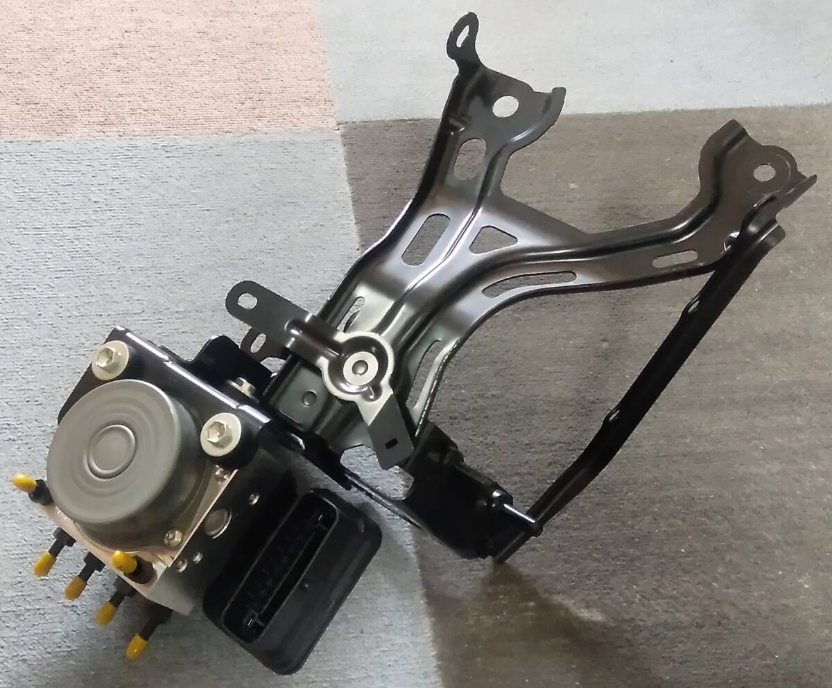 トヨタ ヤリス ハイブリッド 6AA-MXPH10 ABSアクチュエーター *113040-41030/44510-47070*拍卖